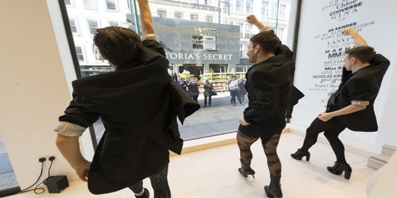 3 chàng trai nhảy trên giày cao gót