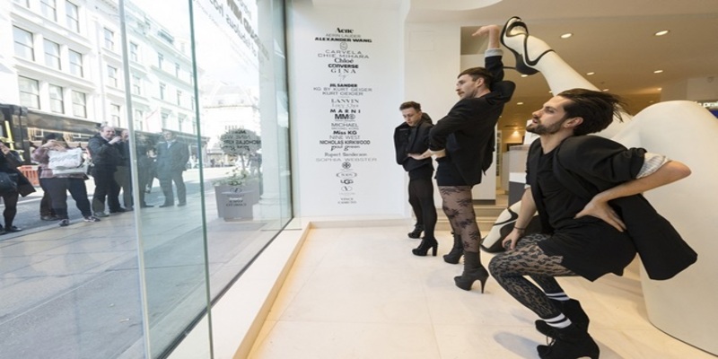 3 chàng trai nhảy trên giày cao gót