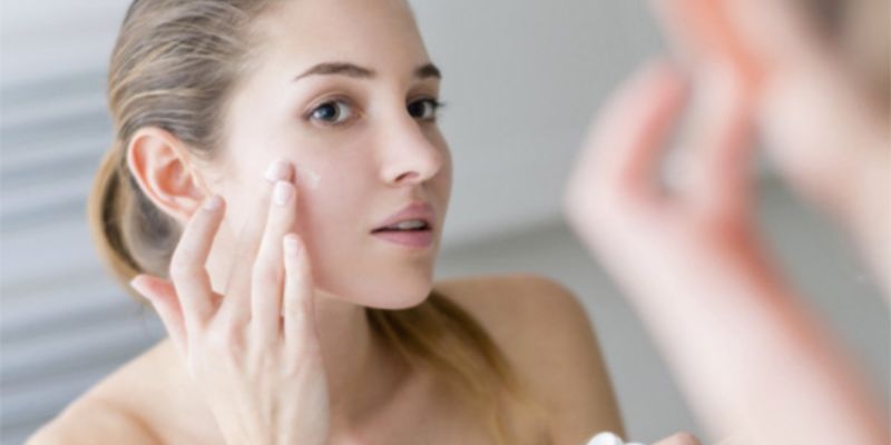 Dưỡng Ẩm Để Hạn Chế Khô Da Và Bong Tróc